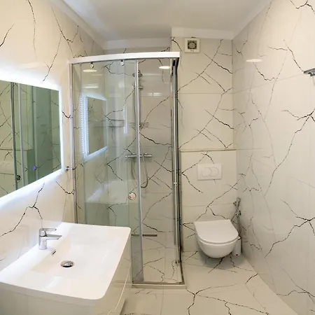 Station * ティラナ